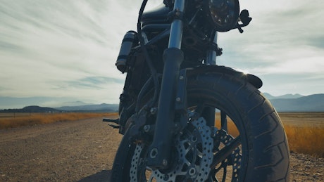 骑摩托车的人停在沙漠里
