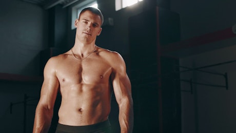 Muscular man posing in the gym.