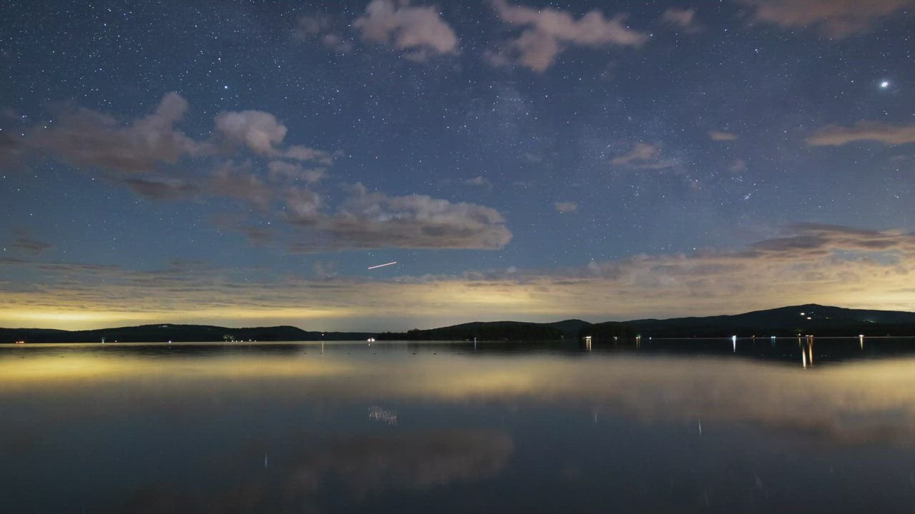 Night sky wit LIVE DRAW h stars at a calm lake, time lapse