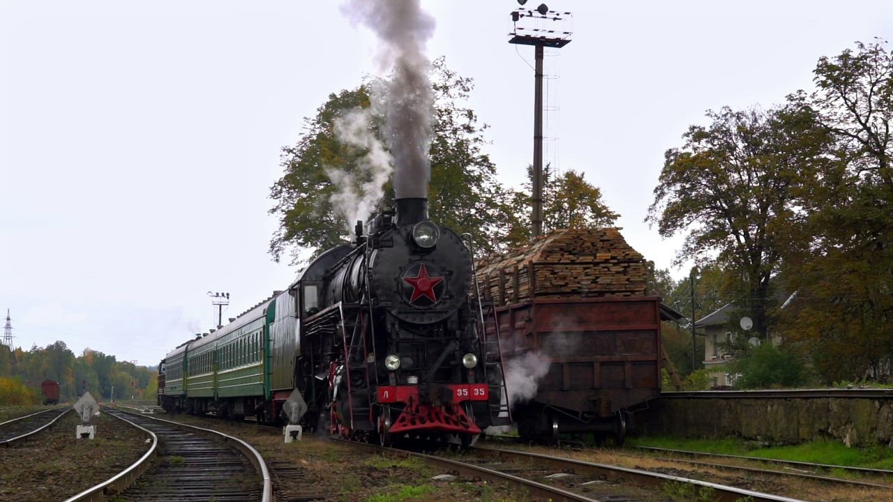 Old steam train starts to  LIVEDRAW move