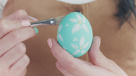 Painting Easter eggs with flowers.