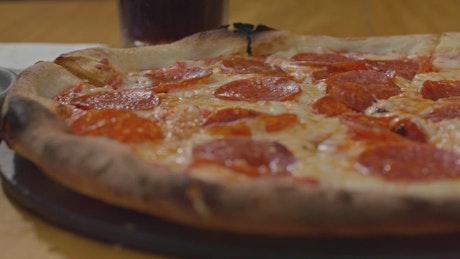 特写镜头中的意大利辣香肠披萨