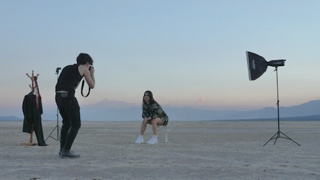 Photo session with a girl in the middle of a desert.