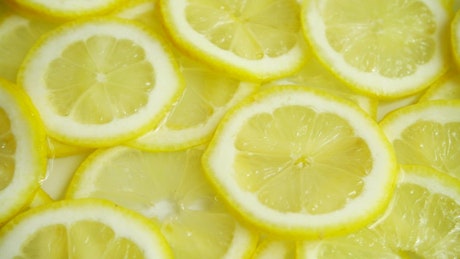 Pouring water on slices of lemon