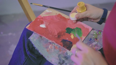 Preparing a color tone with paint on a palette