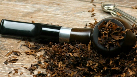 Presentation of a tobacco pipe.