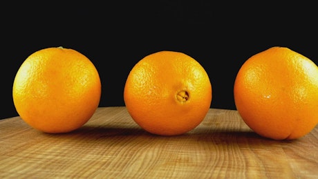 展示在桌子上旋转的橙子