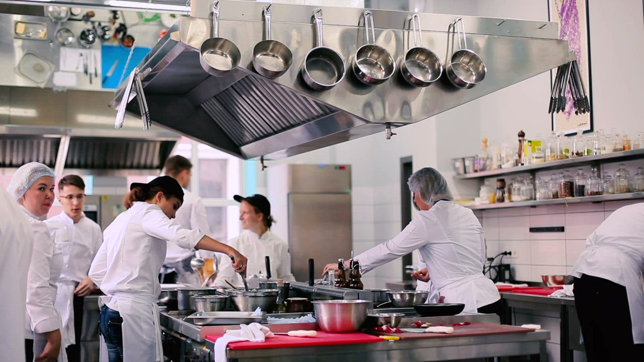 Profes LIVEDRAW sional chefs work in restaurant kitchen