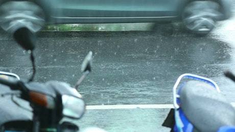 雨水淋在城市街道的柏油路上