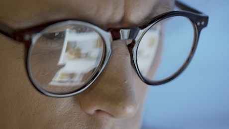 Reflection of  screen information on glasses