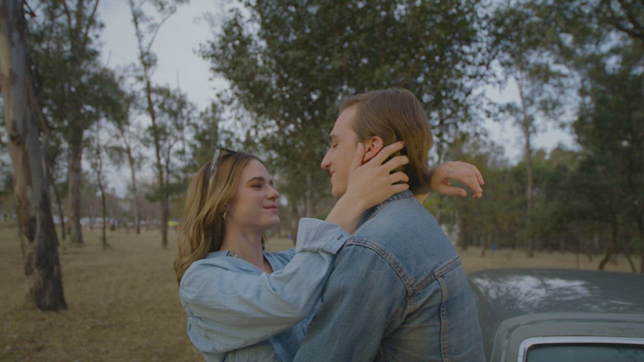 Pasangan romantis merangkul di tengah ikan slot  hutan - video stok gratis