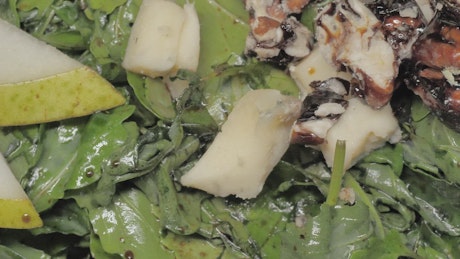 Salad with pear and walnuts
