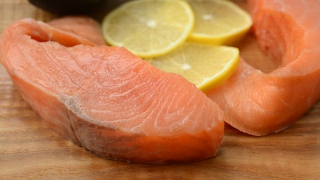 Salmon chunks with lemon.