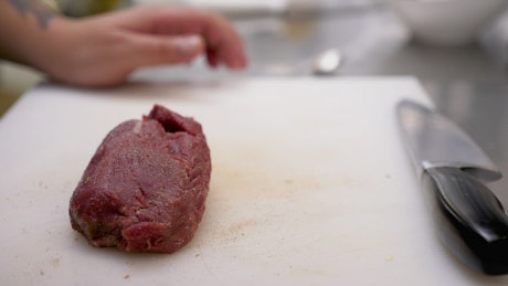 Seasoning raw beef before cooking