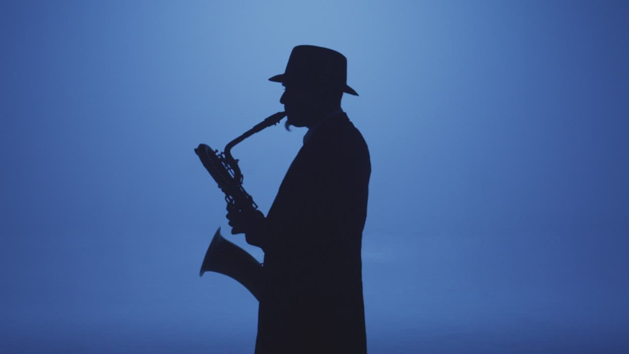 Dreamybull playing Saxophone with different sound
