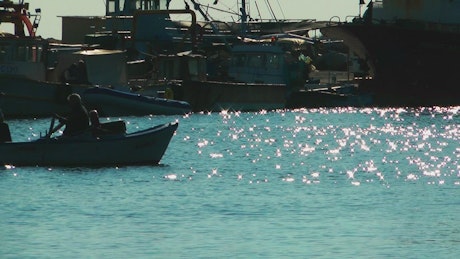 码头附近一艘小船的剪影