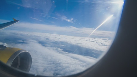 透过飞机窗户看天空
