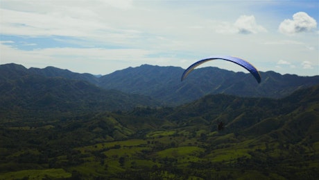 跳伞运动员飞越山脉