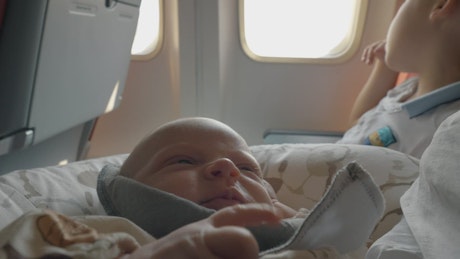 飞机上的瞌睡宝宝