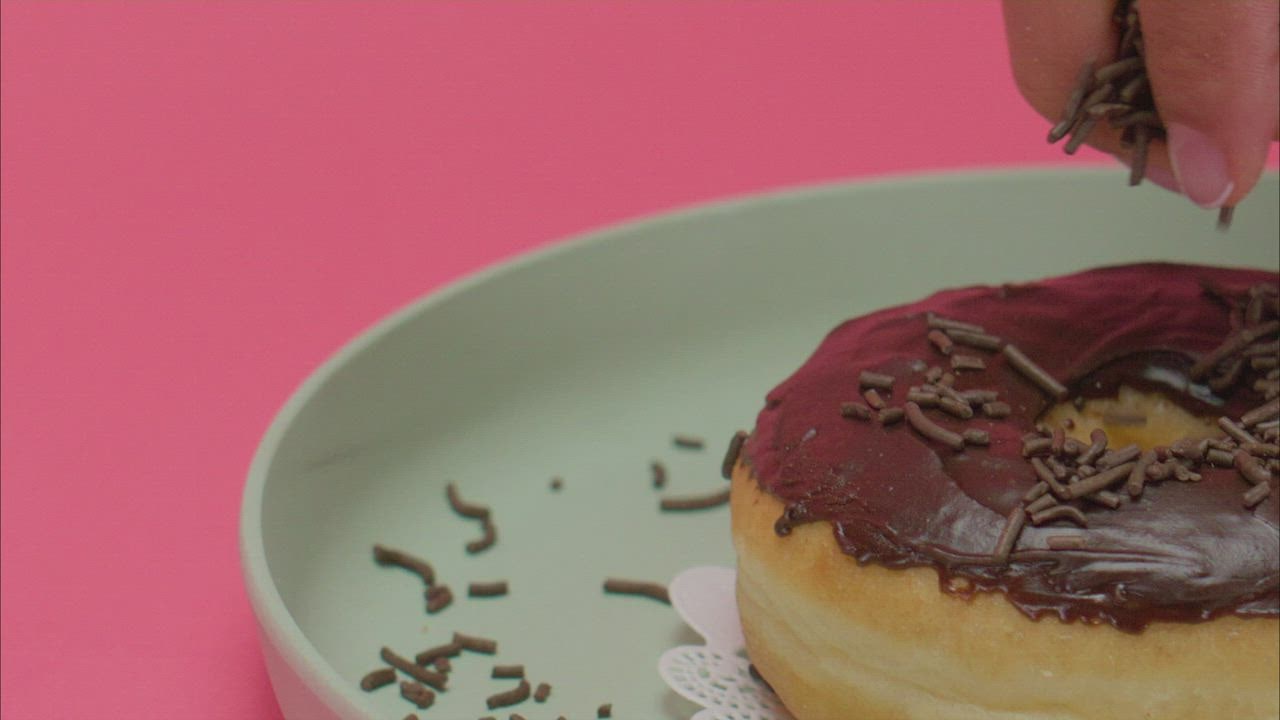 Mengoleskan Potongan Chocola LIVE DRAW TOTO WUHAN te di atas Glazed Donut