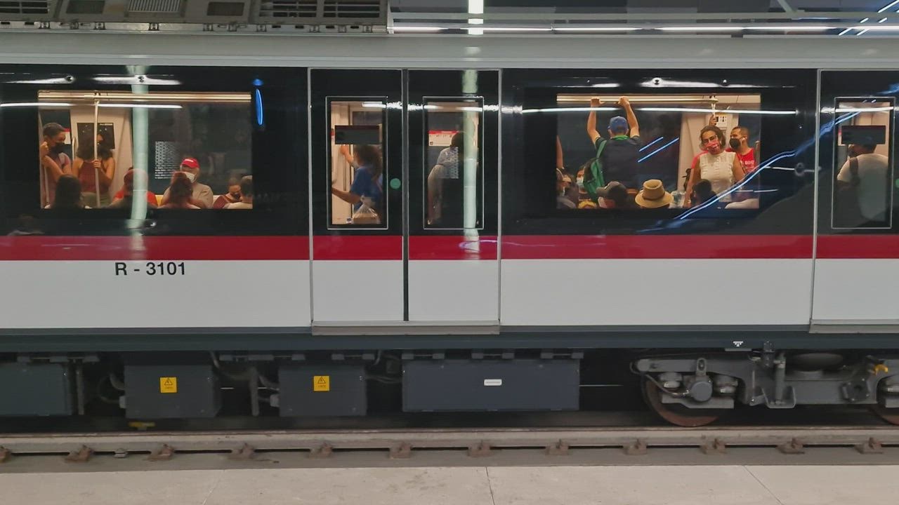 Subway cars  live draw super wuhan departing from an underground station