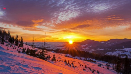 冬日雪山上的日落