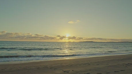 从宁静的海滩上看日落