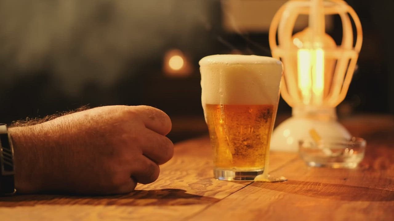 ⁣Taking a glass  LIVE DRAW of beer from a bar