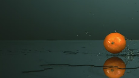 橘子在水面上翻滚