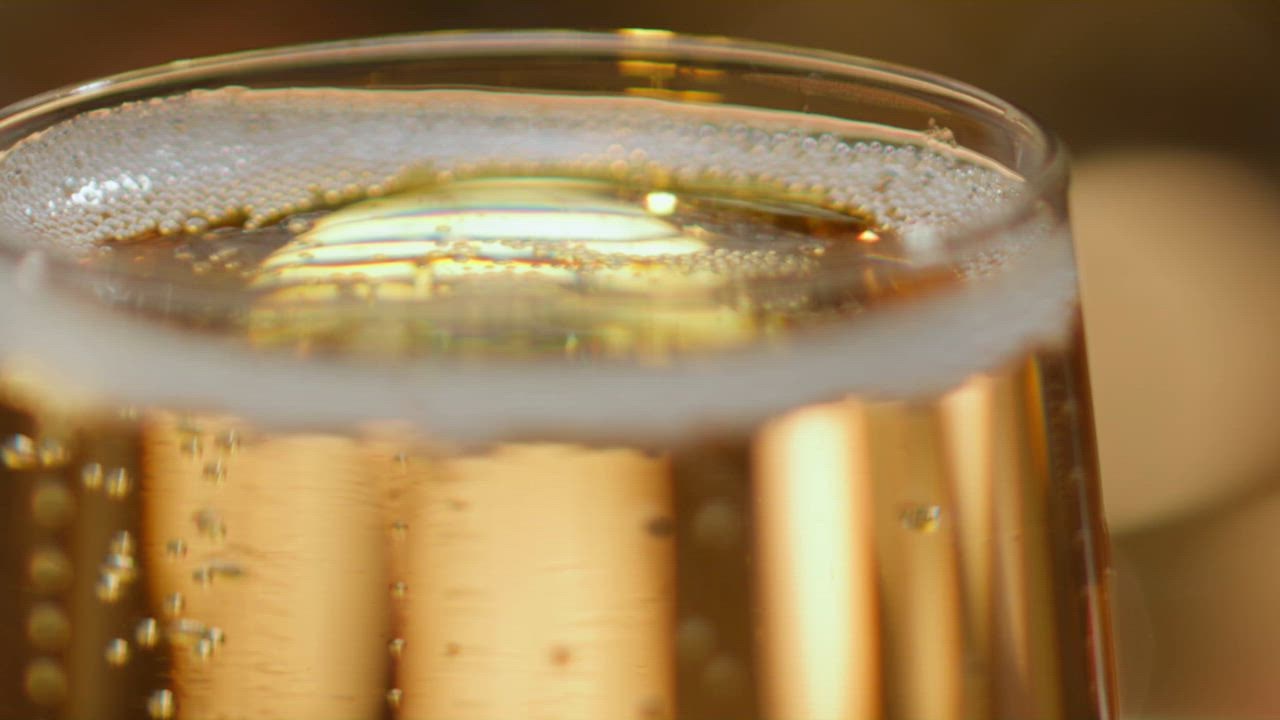 Tepi kaca kristal yang elegan diisi dengan  888 slot cc minuman Golden Effervescent