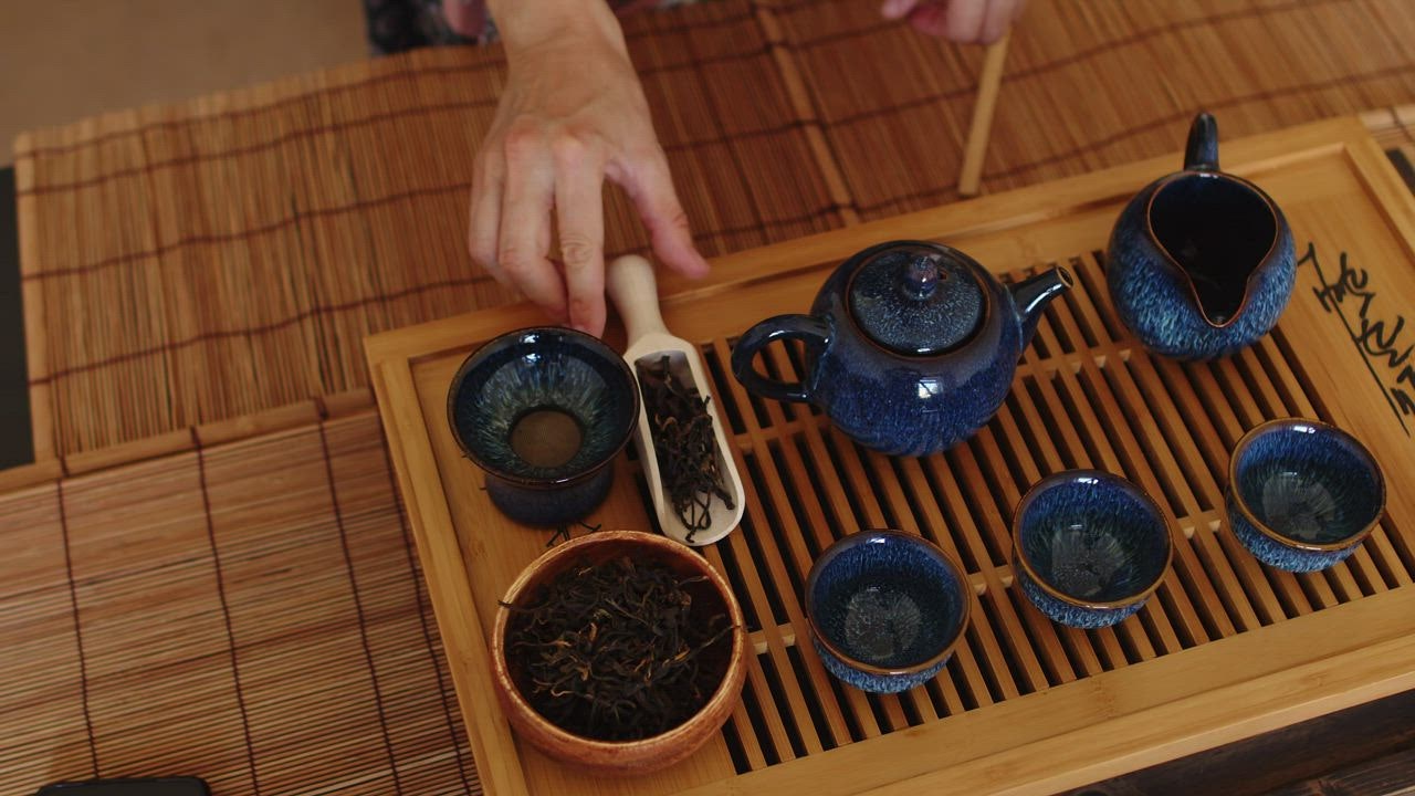 ⁣Set teh tradisional Jepang sedang disiapkan LIVEDRAW