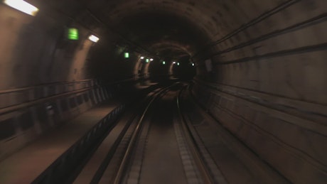 列车通过隧道
