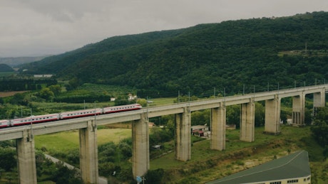 火车在山中央的一座桥上行驶