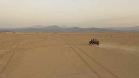 乘坐吉普车在干旱的沙漠中旅行，航拍