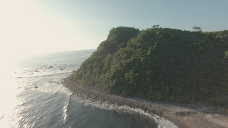 乘坐无人机在一个小地峡的半岛上旅行