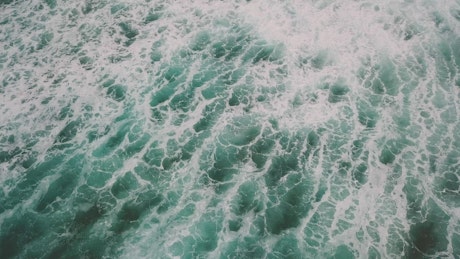 Turquoise ocean background with foaming waves