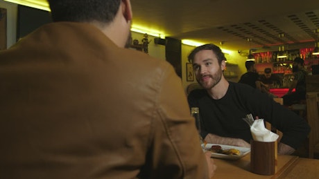 两名男子在餐厅酒吧聊天