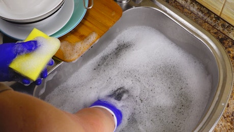 Washing cutlery in a sink