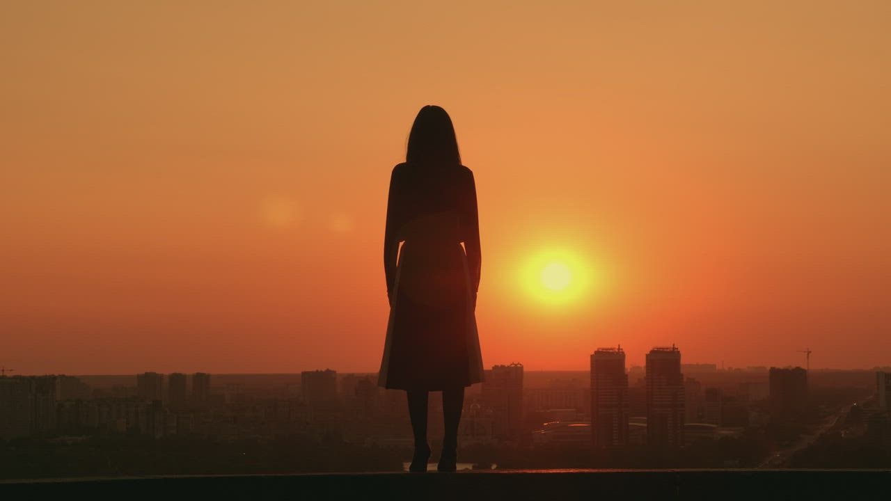 Woman during a sunset on a rooft LIVE DRAW op