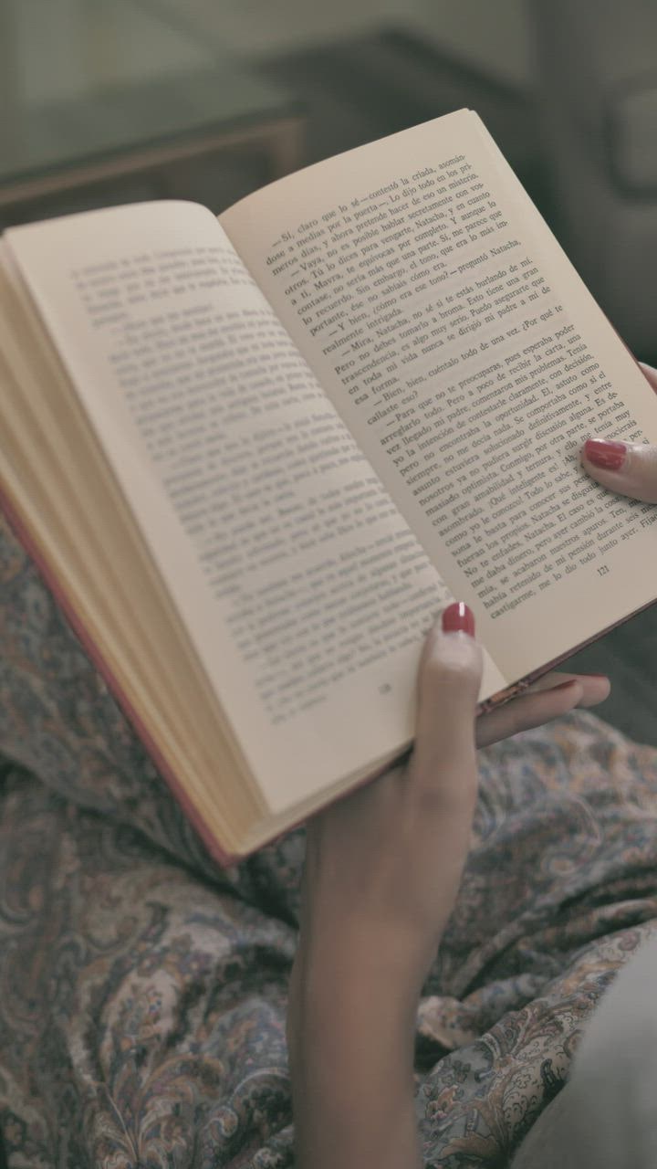 Wanita d 888slot uduk membaca dengan piyama