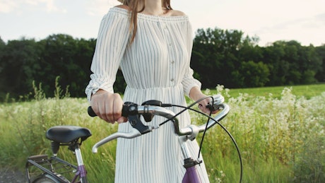 骑着自行车在乡间散步的女人