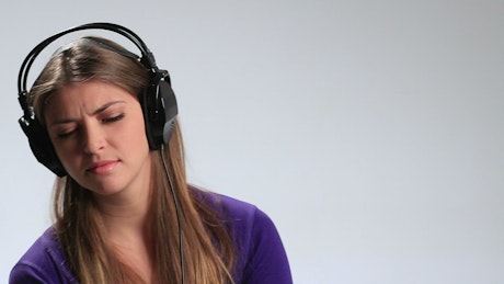 Woman with headphones listening to music.